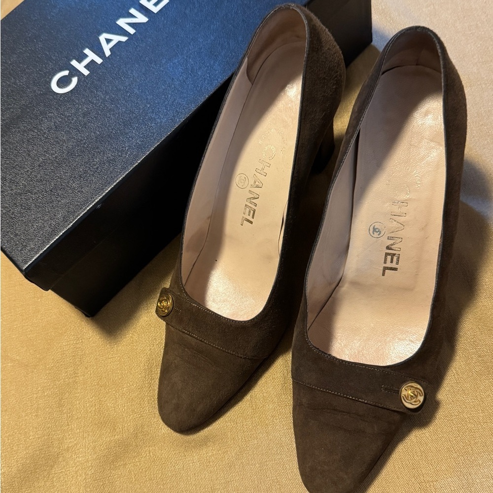 CHANEL Chocolate Brown Suede Pumps with Gold Accent 3” heel size 6.5 - Picture 5 of 6